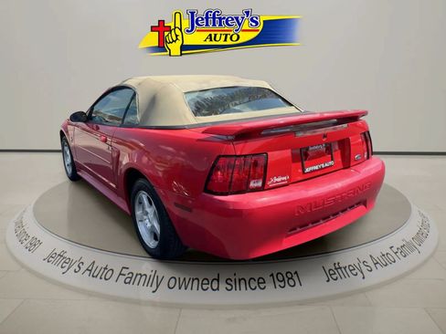 Used 2003 Ford Mustang Convertible RWD image 2