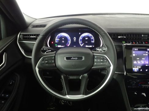 New 2025 Jeep Grand Cherokee Altitude image 24