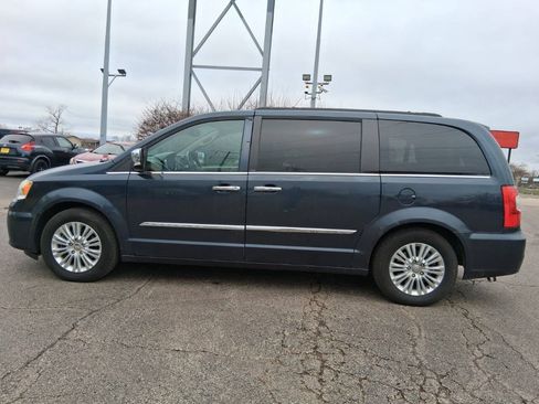 Used 2013 Chrysler Town & Country Touring-L w/ Premium Group FWD image 4
