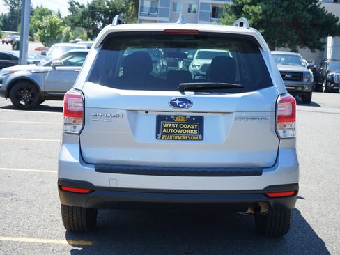 Used 2018 Subaru Forester 2.5i Premium w/ All-Weather Package AWD/4WD image 4