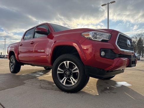 Used 2018 Toyota Tacoma TRD Sport image 2
