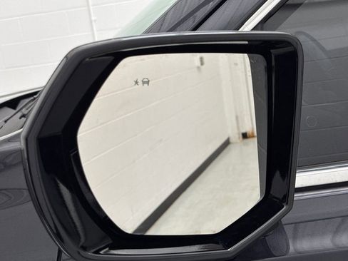 Used 2023 GMC Yukon SLT AWD/4WD image 9