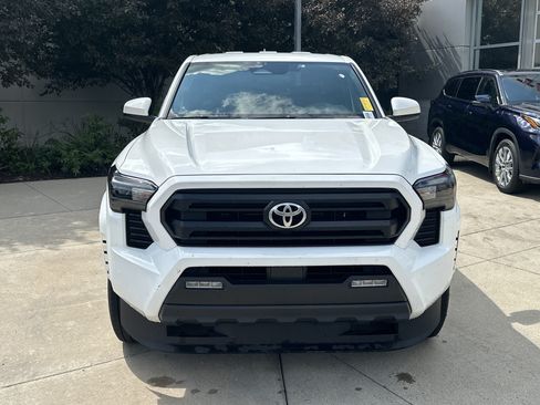 Certified 2025 Toyota Tacoma SR5 AWD/4WD image 5