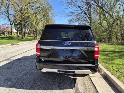 Used 2018 Ford Expedition XLT w/ Equipment Group 201A AWD/4WD image 4