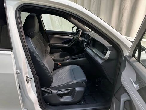 Certified 2025 Volkswagen Tiguan SE R-Line image 35