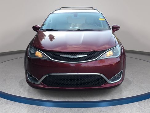 Used 2017 Chrysler Pacifica Touring-L w/ Tire & Wheel Group FWD image 4