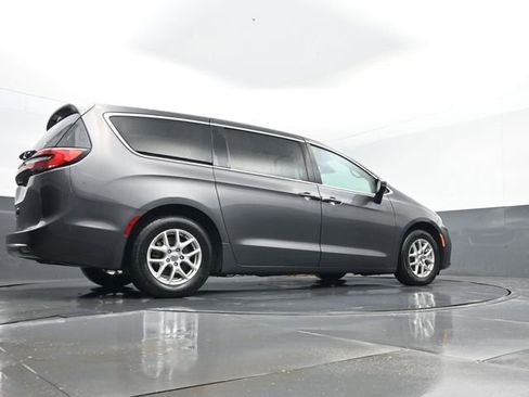 Used 2023 Chrysler Pacifica Touring-L image 27