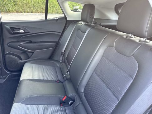 Used 2025 Chevrolet Trax LT w/ LT Convenience Package FWD image 11