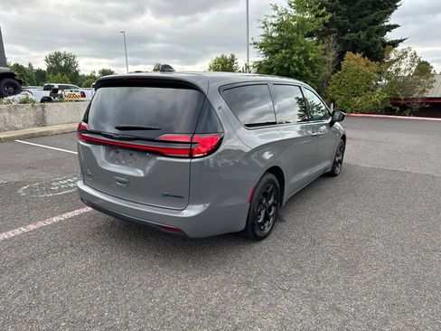 Used 2023 Chrysler Pacifica Limited w/ Uconnect Theater Family Group FWD image 8