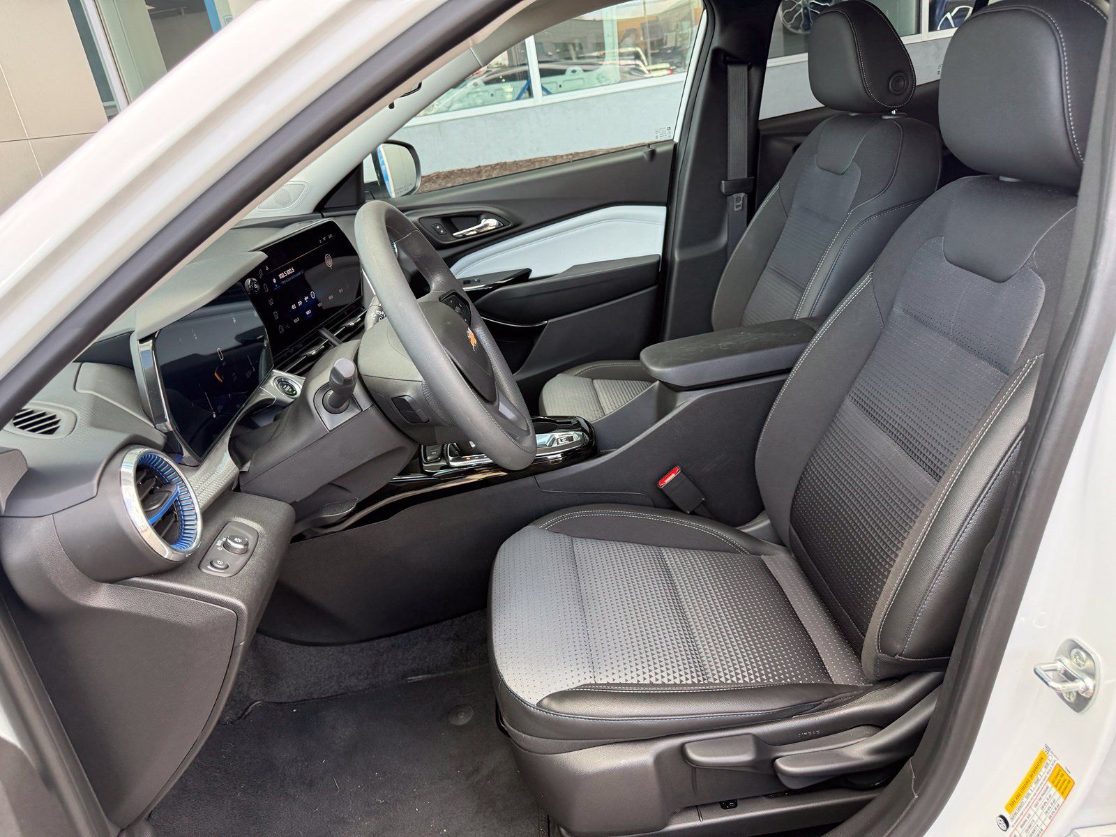 Used 2025 Chevrolet Trax LT FWD image 18