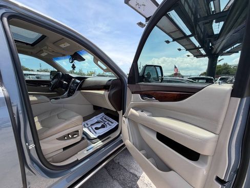 Used 2016 Cadillac Escalade Premium RWD image 25