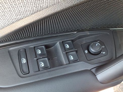 Certified 2025 Volkswagen Tiguan S FWD image 18