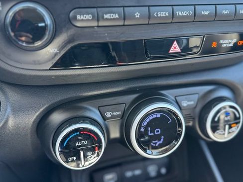Certified 2025 Hyundai Venue Limited FWD image 15