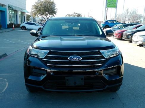 Used 2024 Ford Explorer XLT image 2