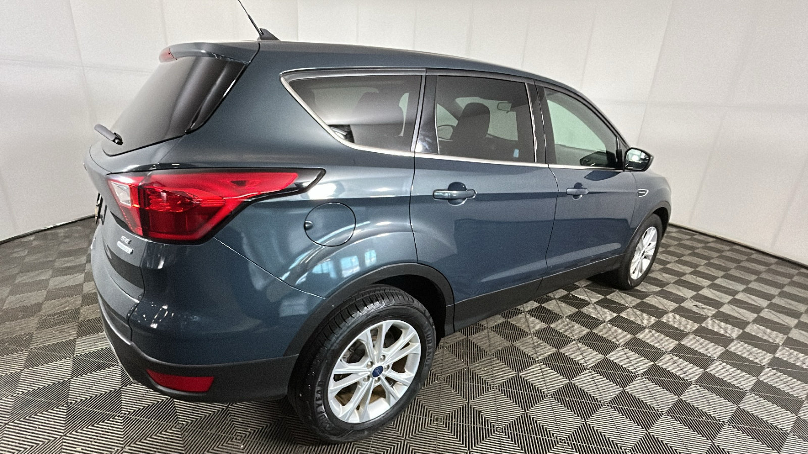 Used 2019 Ford Escape SE FWD image 3