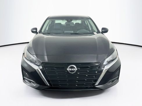 Used 2025 Nissan Altima 2.5 SV FWD image 2