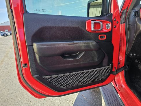 Used 2020 Jeep Wrangler Unlimited Sahara w/ Uconnect 4C Nav & Sound Group image 4