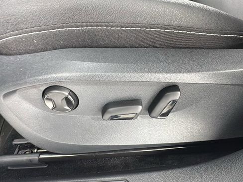 Used 2024 Volkswagen Taos SE w/ Panoramic Sunroof Package image 11