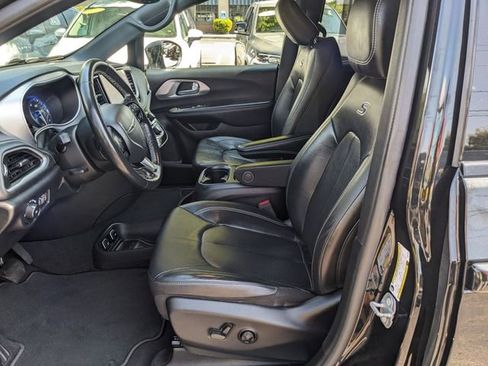 Certified 2021 Chrysler Pacifica Touring-L w/ S Appearance Package image 6