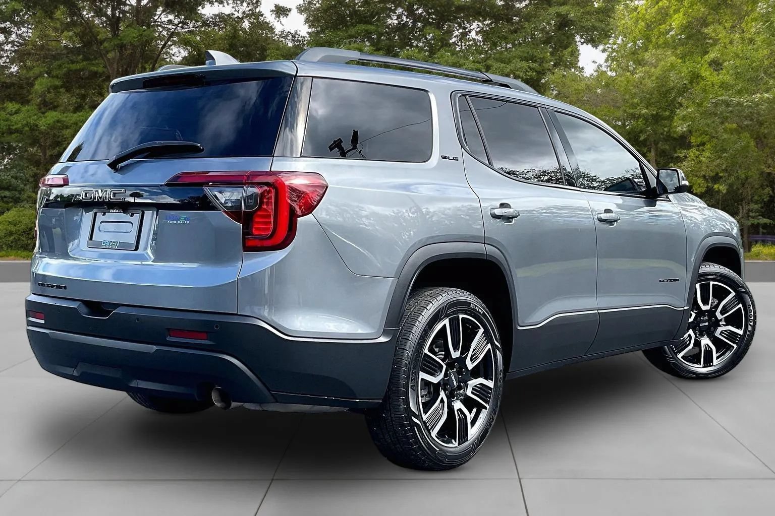 Used 2021 GMC Acadia SLE w/ Driver Convenience Package FWD image 2