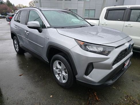 Used 2019 Toyota RAV4 LE w/ Carpet Mat Package image 3
