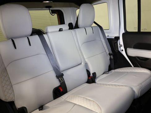 Used 2022 Jeep Wrangler Unlimited Sahara image 32