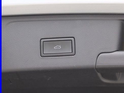 Used 2022 Volkswagen Atlas Cross Sport SE w/ Panoramic Sunroof Package image 12