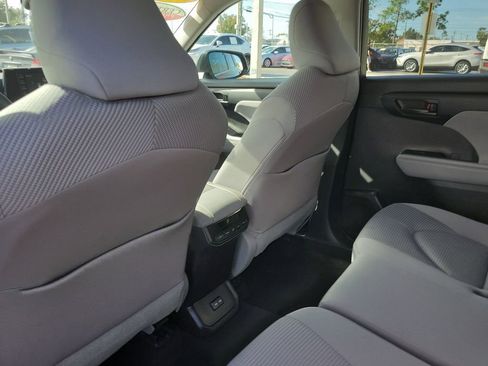 Used 2022 Toyota Highlander LE image 11