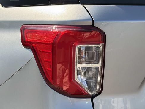 Used 2024 Ford Explorer XLT RWD image 8