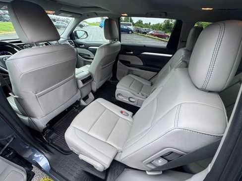 Used 2019 Toyota Highlander XLE AWD/4WD image 19