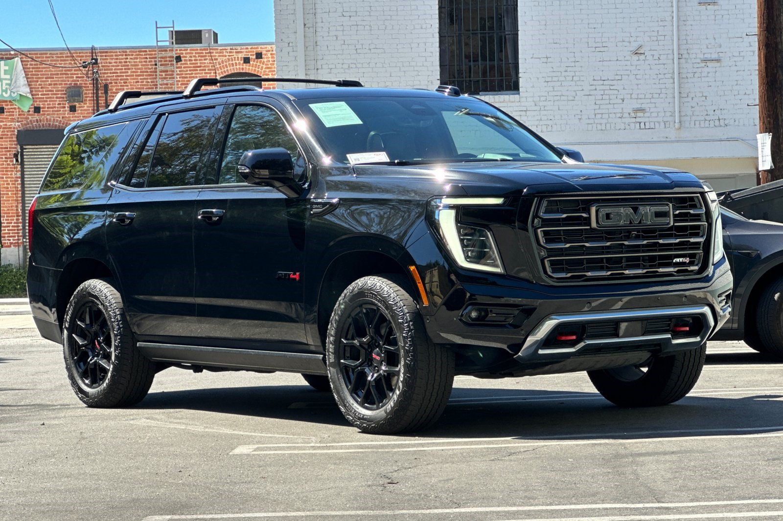 Used 2025 GMC Yukon AT4 Ultimate w/ LPO, AT4 Appearance Package AWD/4WD image 7