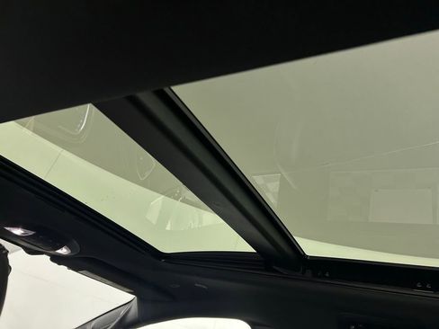 Used 2025 Chrysler Pacifica Select image 15