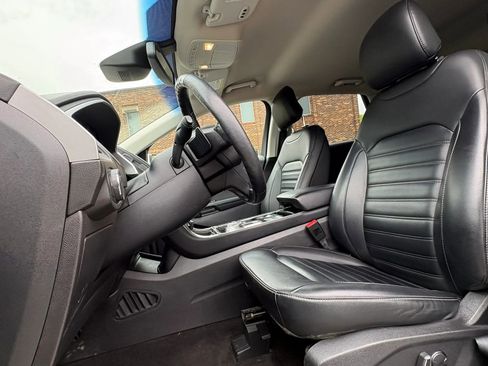 Used 2019 Ford Edge SEL w/ Equipment Group 201A AWD/4WD image 2