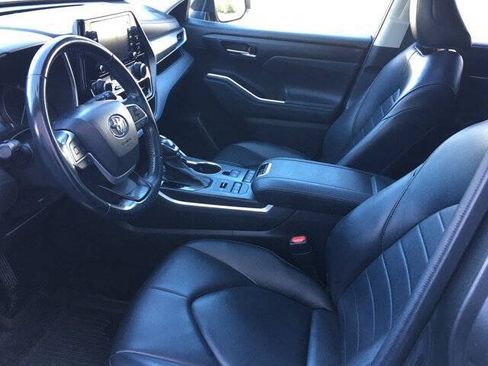 Used 2022 Toyota Highlander XLE AWD/4WD image 17