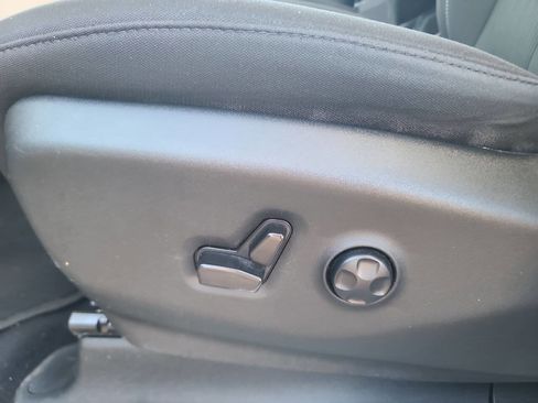 Used 2023 Chrysler Voyager LX image 15