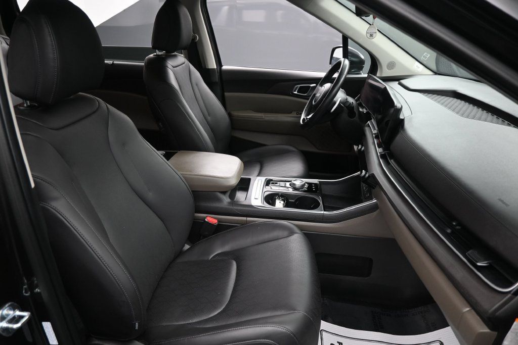 Used 2025 Kia Carnival EX FWD image 30