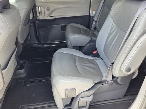 Used 2021 Toyota Sienna Limited image 5
