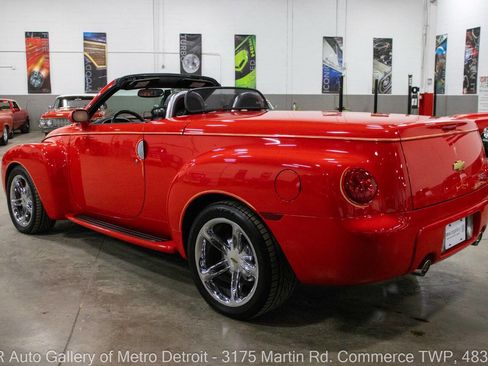 Used 2004 Chevrolet SSR w/ Preferred Equipment Group image 5