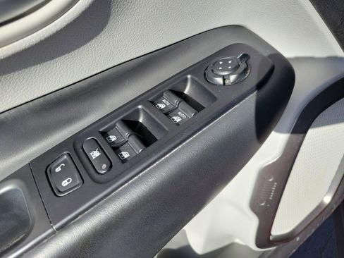 Used 2018 Jeep Renegade Limited w/ UConnect 8.4 Nav Group FWD image 19
