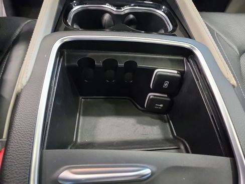 Used 2023 Chrysler Pacifica Limited FWD image 28