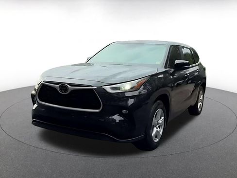 Used 2025 Toyota Highlander LE FWD image 5