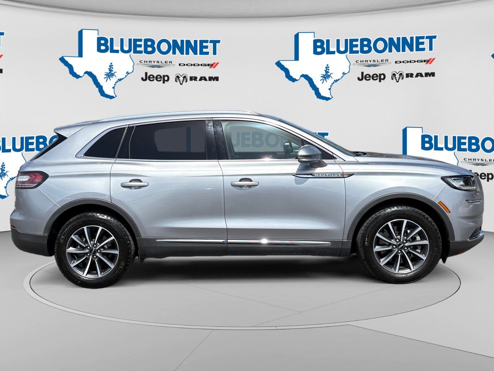 Used 2022 Lincoln Nautilus FWD image 4