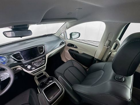 Used 2024 Chrysler Pacifica Touring-L image 11