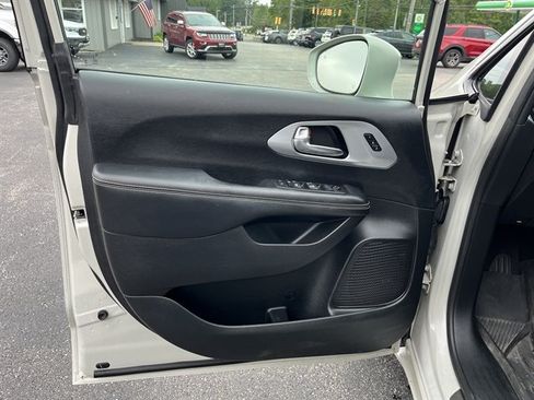 Used 2020 Chrysler Pacifica Touring-L w/ Advanced Safetytec Group FWD image 17