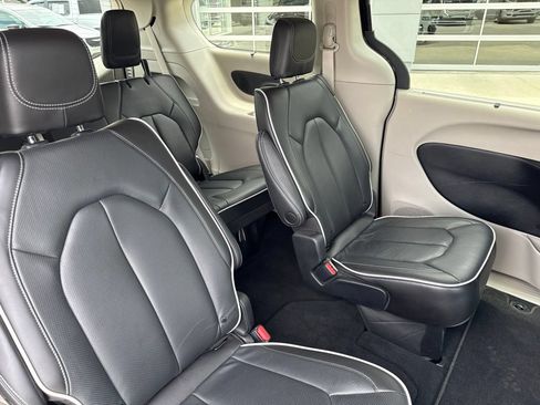 Used 2023 Chrysler Pacifica Limited AWD/4WD image 36