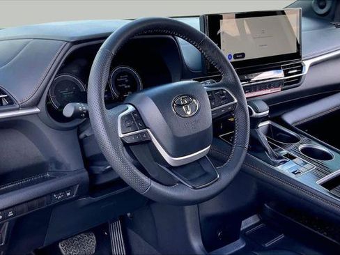 Certified 2026 Toyota Sienna XLE Woodland Edition AWD/4WD image 17