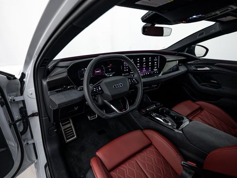 Used 2025 Audi S6 e-tron Prestige w/ 21" Black Optic Package image 14