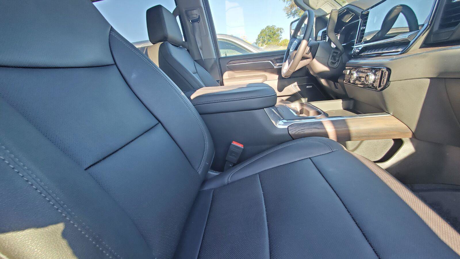 Used 2025 GMC Sierra 2500 SLT w/ SLT Premium Package AWD/4WD image 4