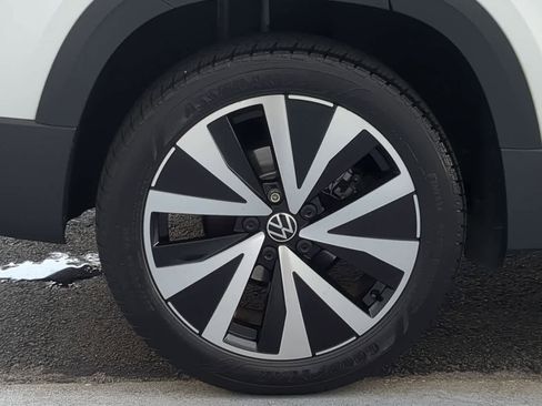 Used 2024 Volkswagen Taos SE image 13