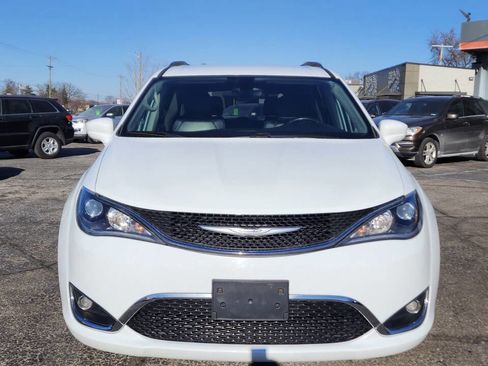Used 2018 Chrysler Pacifica Touring-L image 6